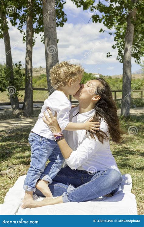 Maman Embrassant Son Fils Dans Le Domaine Photo Stock Image Du