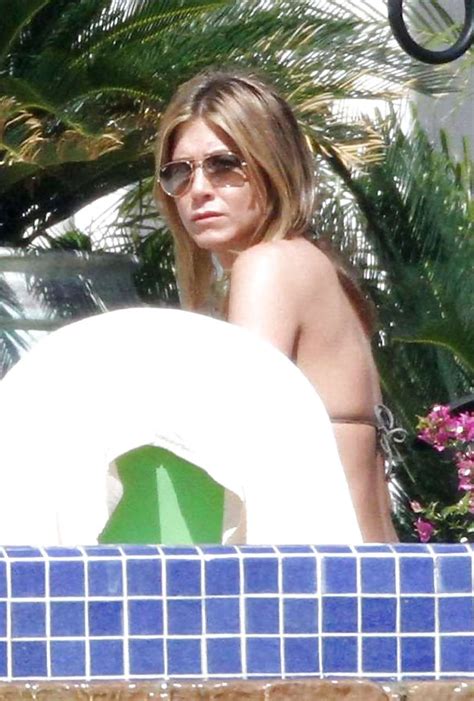 Jennifer Aniston In Bikini And Downblouse And Show Panties Porn