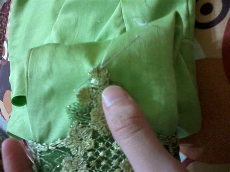 Cara menempel bunga brokat pada tile polos pada video tutorial saya. Perjalanan Chentaku: Tutorial #1: DIY Patch Lace Pada Baju