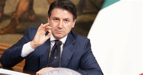 Vorrei farti felice con questo niente che colma il vuoto con quest'amore che ripara, tu solo annaffi le piante lievi lavi e curi ogni cosa e scavi nella compostezza della vita, con decisione. Giuseppe Conte e vacanze estive: l'intervista del 10 maggio