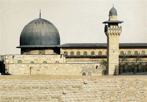 Bu alanın üzerinde altın kubbeli kubbetüssahra, aksa camii, burak mescidi, mervan mescidi, irili ufaklı onlarca oda, mihraplar, sebiller ve namaz kılmak için yükseltilmiş platform. Kadir Metin Akbaş: Mescid-i Aksa'yı bu esaretten kurtaracağız