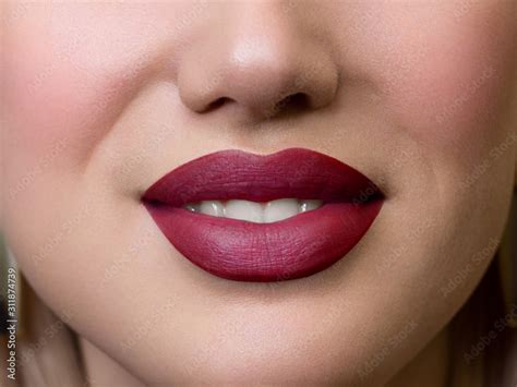 Foto De Smiling Young Girl Beauty Face Closeup Sexy Lips Beauty Pink Lip Makeup Detail