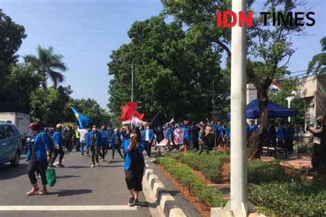 Ratusan Mahasiswa Dari Universitas Pancasila Long March Ke Istana