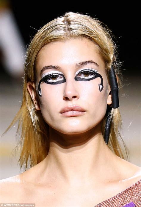 Hailey Baldwin Rocks Very Heavy Eye Makeup At Lfw Show Daily Mail Online