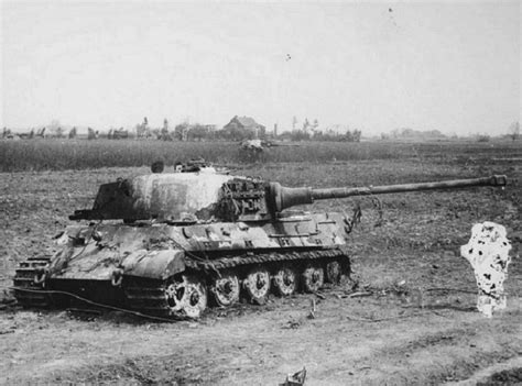 Немецкие танки Королевский тигр подбитые в поле военное фото