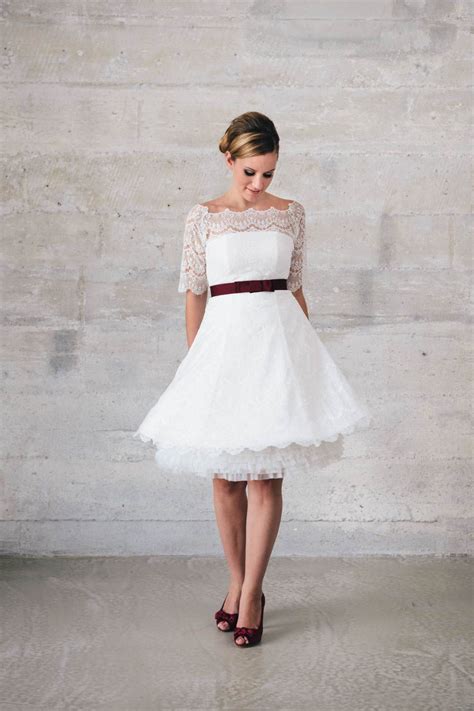 Dieses hochzeitskleid ist aus einem einzigartigen, leicht glänzenden, elastischem seidengewirk gefertigt. kurzes Spitzenkleid mit Petticoat | Hochzeitskleid ...
