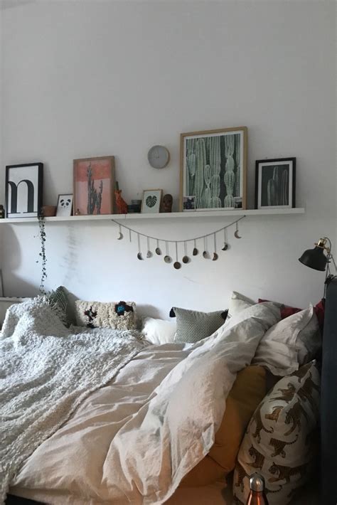 Wenn auch ihr euer schlafzimmer gemütlicher gestalten wollt, solltet ihr euch dieses ideenbuch durchlesen. Gemütliche Schlaf-Ecke | Wg zimmer, Zimmer einrichten ...