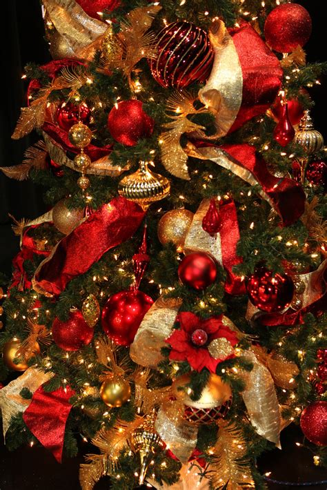 Check out these decorating ideas to turn your christmas tree into a holiday masterpiece. 40 Gold Christmas Decorations Ideas - Decoration Love