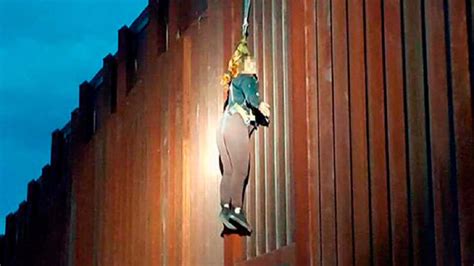 Una Mujer Quedó Colgada En Muro Fronterizo Cuando Intentaba Cruzar A Ee