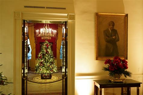First lady melania trump unveiled the 2020 white house christmas decorations on monday, november 30, a week after the arrival of the official white house christmas tree, an 18 ½ foot fraser fir. White House Christmas decorations 2020: 'America the ...