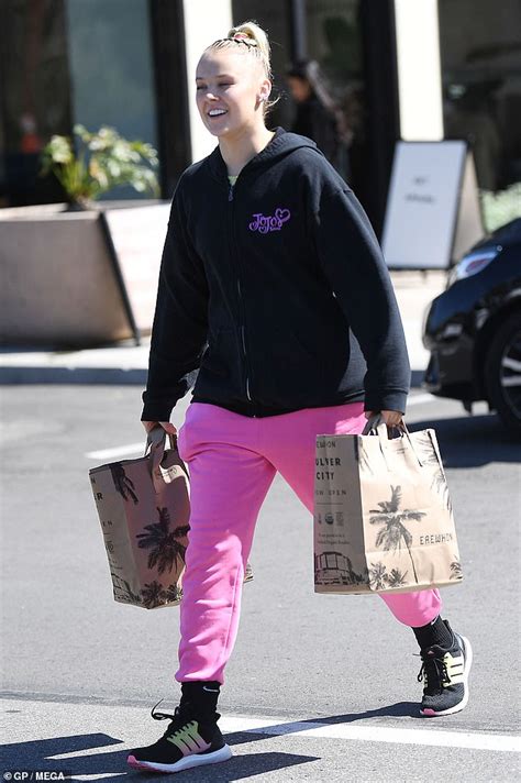 Jojo Siwa Rocks Pink Sweatpants As She Steps Out In La For First Time