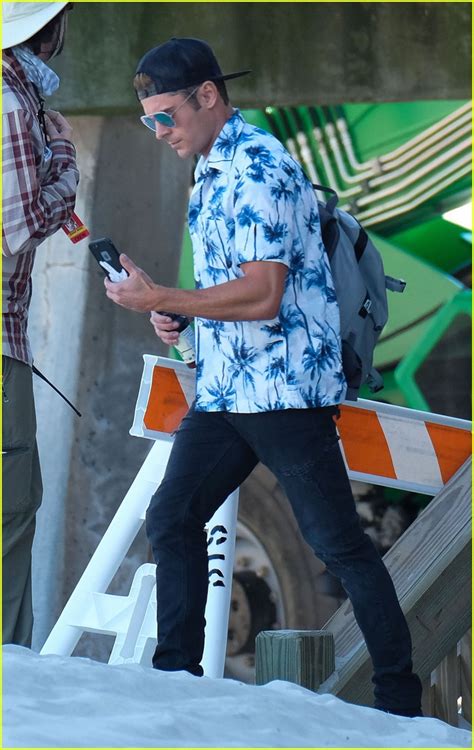 Zac Efron Gets New Look On Set Of Baywatch Photo 3613017 Zac Efron