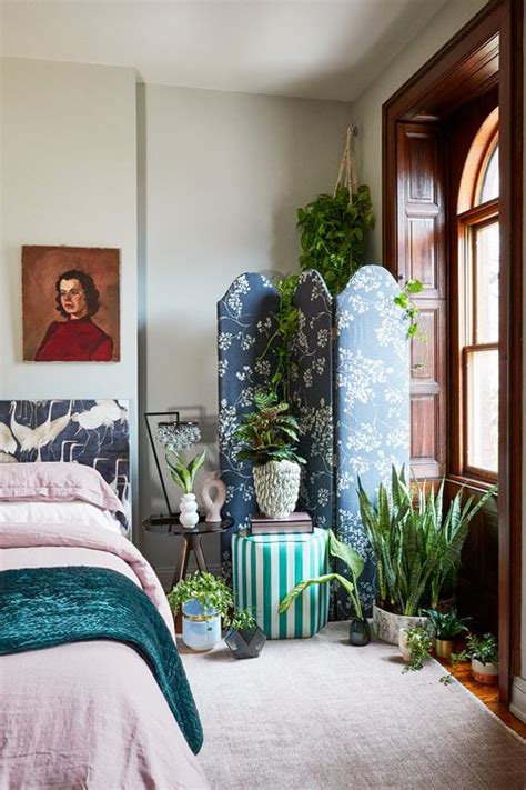 And while some are meant to be left untouched (hence the power of negative space) others could do for a little sprucing up. 25 Stylish Corner Decoration Ideas - How to Decorate a Corner