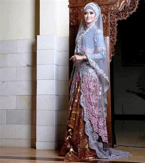 Kebaya seolah membuat kecantikan para wanita semakin terpancar. 43+ Model Baju Kebaya Modern Berjilbab Cantik Dan Modis ...