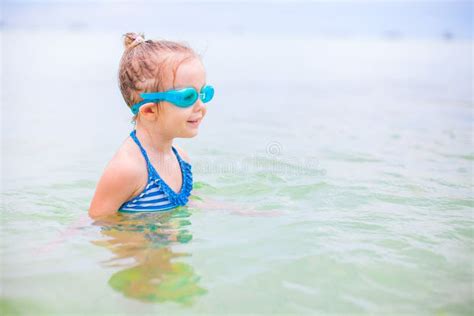 Nuotata Adorabile Della Bambina Nel Mare Sulla Vacanza Tropicale Della Spiaggia Immagine Stock