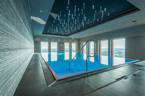 Ein schwimmbecken von veltmann ist aus fpo (flexiblen polyolefinen) einem umweltgerechten rohstoff. Infinity Hotel Pool | Veltmann Fertigschwimmbecken