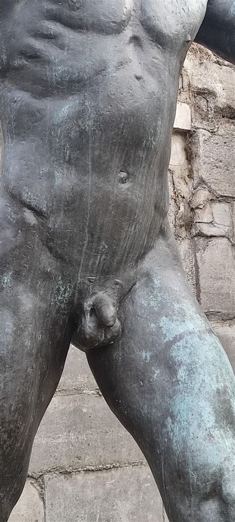 Etre Nu Partout Statues Naked
