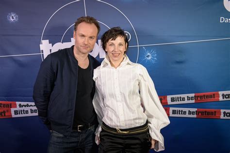 Gestern gestand meret becker zudem, dass ihre tochter lulu zumindest in einem bereich in ihre fußstapfen getreten. Abschied Frühjahr 2022: Meret Becker verlässt den Berliner ...