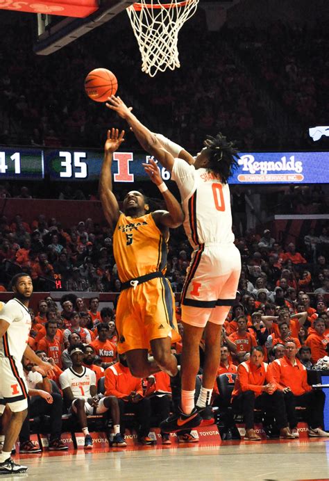 No. 19 Illinois men’s basketball upsets No. 8 UCLA in Las Vegas behind