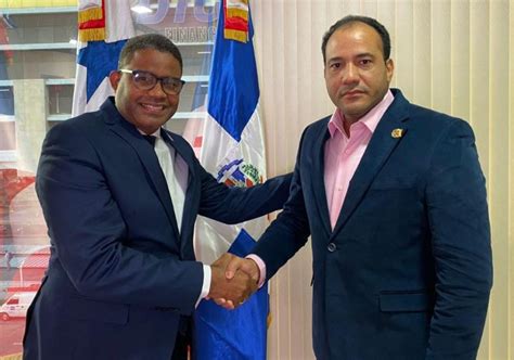 Cónsul de RD en Panamá reconoce a Salvador Holguín cómo uno de los mejores periodistas del país