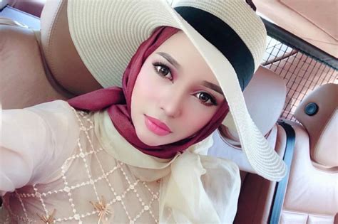 Kemelut rumah tangga mereka kini masih dalam perbicaraan mahkamah syariah bagi menentukan perceraian joy dengan bekas suami pertamanya. Joy Revfa bakal tamatkan zaman janda - "Saya pilih lelaki ...