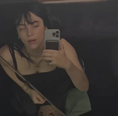 Pin By Layan On Billie Eilish Mirror Selfie Billie Eilish Selfie