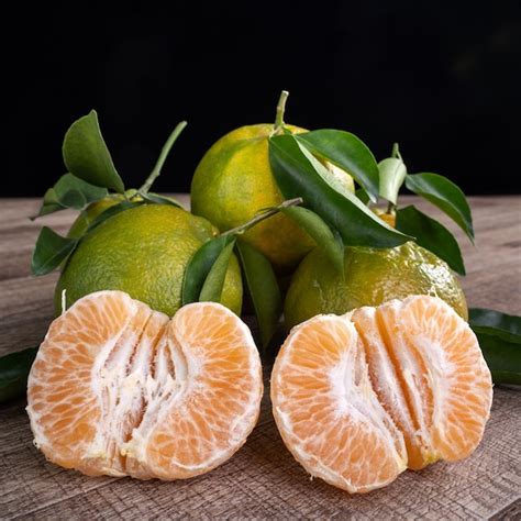 Premium Photo Fresh Green Tangerine Mandarin Orange With Fresh Leaves