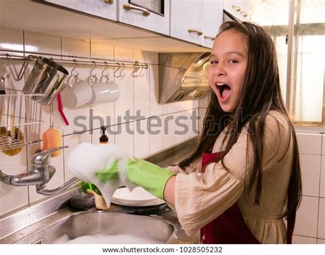 Tween Asian American Girl Washing Dishes Foto De Stock 1028505232