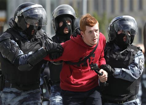 la policía de moscú suprime protesta y arresta a 600 personas critica