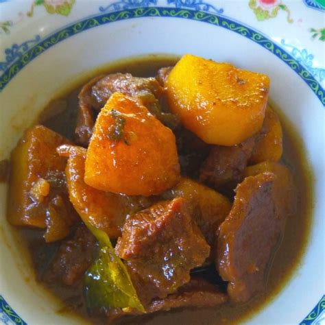 Masukkan kentang, tumis selama 1 menit. 2 Resep Semur Daging Sapi yang Gurih Sedap