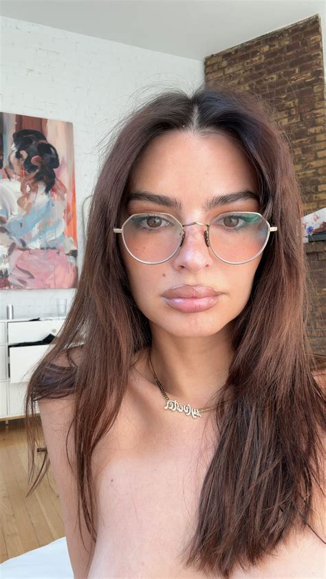 Emily Ratajkowski Shows Off Her Tone Bare Stomach In Red Crop Top As