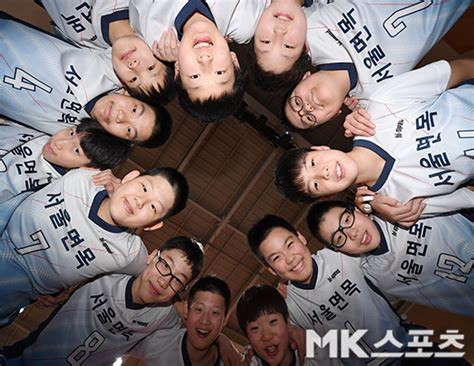 이의 발전으로 말미암아 배구 규칙이 통합 제정되고 국제 경기가 개최 됨으로써 배구 경기의 열기를 이어 1927년 3월16일부터 4일간 일본인의 경성기독청년횡년회에서도 배구, 농구의 권위자인 일본. 팀 창단까지 눈물, 아이들 성장에 방긋 '배구가 뭐기에' - MK ...