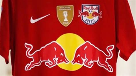 Camisa branca, com novo escudo, os touros na parte frontal, bem como o símbolo da nike, em preto. Camisa vermelha do Red Bull Brasil 2019 Nike » Mantos do ...