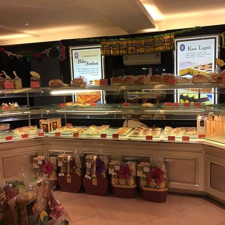 Nah bolu gulung holland bakery cocok dengan selera saya, mau yang rasa apa pun. Holland Bakery, Surabaya - Restaurant Reviews, Phone Number & Photos - TripAdvisor