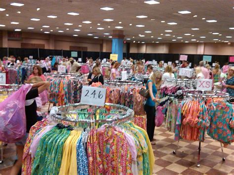 Neben den aktuellen brautkleider kollektionen und trends findet ihr hier die besten designer. Classic Annie.: Lilly Pulitzer Warehouse Sale 2011 Recap