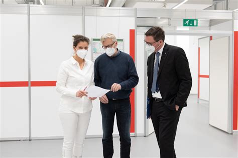 Die abläufe im impfzentrum sind klar geregelt, damit sich alle gut orientieren können. Test bestanden: Impfzentrum bewährt sich beim großen ...
