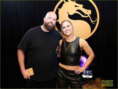 Photo Ronda Rousey Helps Launch Mortal Kombat 11 Photo 4213929