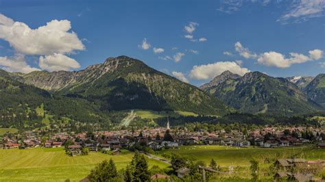 Nhn hohen, zur daumengruppe in den allgäuer alpen gehörenden berggipfels. Oberstdorf mit Nebelhorn und Erdinger Arena Foto & Bild ...