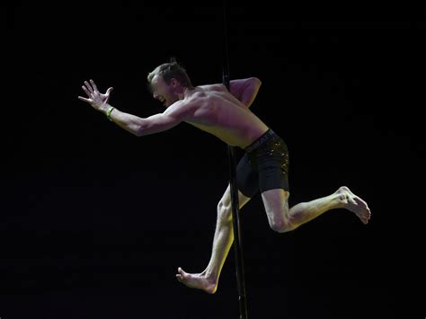 Cade Facendo Pole Dance In Una Palestra Di Milano Grave 30enne Cremonese