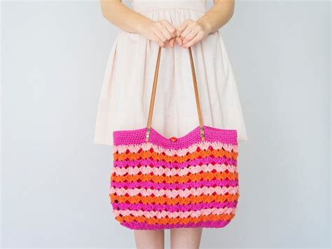 With interesting construction and tons of texture, this free crochet boho bag pattern is loaded with bohemian charm. He encontrado este interesante anuncio de Etsy en https ...