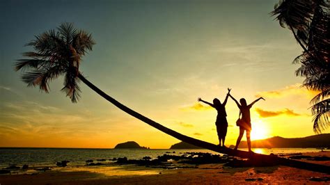 Girls On The Beach Sunset 1600x900 Download Hd Wallpaper Wallpapertip