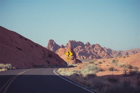 รูปภาพ ลักษณะภูมิประเทศที่เป็นภูเขา ถนน สีเหลือง Badlands วดี