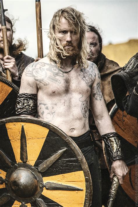 The left thigh of the singer contains a tattoo of a cockroach. Los 5 vikingos tatuados - Vikings - Spoiler Time