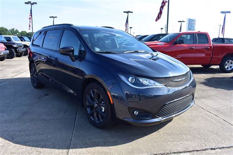 New 2020 Chrysler Pacifica Touring L Plus Mini Van Passenger In