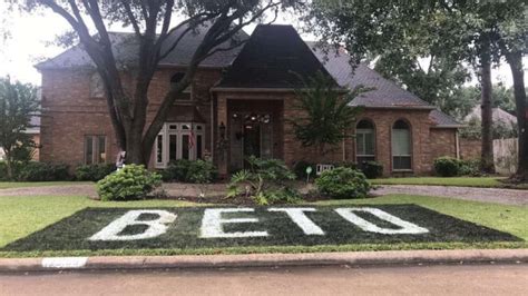 Giant Beto Orourke Sign On Texas Lawn Sparks Threats From Hostile