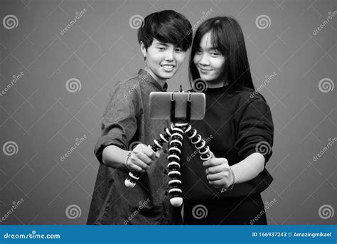 giovane coppia lesbica asiatica insieme e innamorata immagine stock immagine di cellulare