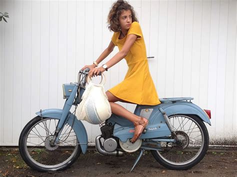 Skinny Girl On Vintage Moped Frauen Fahrrad Roller Frau
