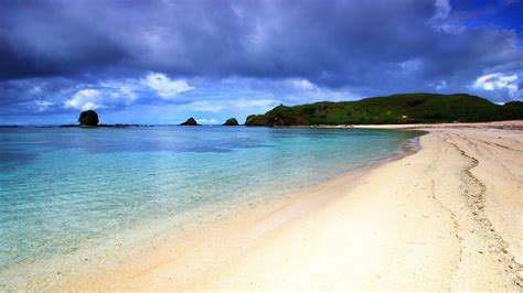 Pantai Kuta Lombok Dengan Butiran Pasir Putih Tanah Surga