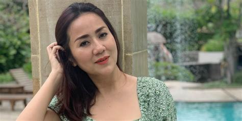 Tante Ernie Berpose Di Kolam Renang Gombalan Vicky Prasetyo Jadi Sorotan