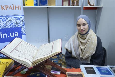 Lächelndes Muslimisches Mädchen Mit Hijab Präsentiert Islamische Literatur In Der Buchhandlung